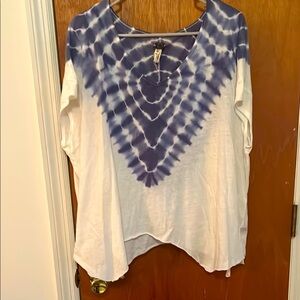 Free people Short sleeve, asymmetric, tee cream colored with blue tie-dye